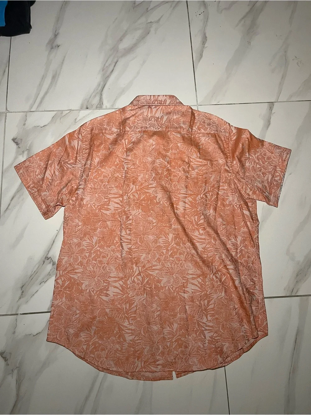 Robert Graham VintShort-Sleeve Floral Button-Up Shirt in Coral - Picture 4 of 6